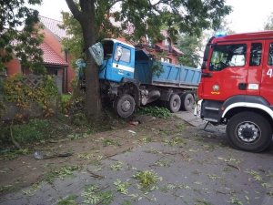 samochód ciężarowy na drzewie uczestniczący w wypadku w Łowiczku