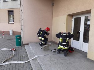 Strażacy wchodzą do budynku w trakcie ćwiczeń