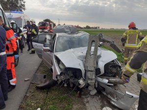Samochód uczestniczący w zdarzeniu drogowym  w Wagańcu ze słupem wbitym w maskę