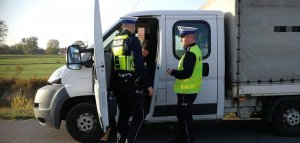 Policjanci sprawdzają stan trzeźwości kierującego busem