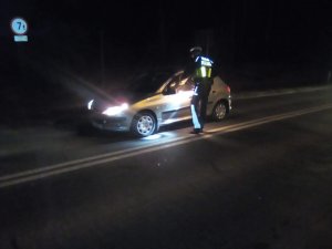 Policjant kontroluje na drodze kierującego samochodem