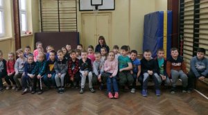 Policjantka na spotkaniu z dziećmi w Bądkowie w ramach działań &quot;Bezpieczne Ferie&quot;