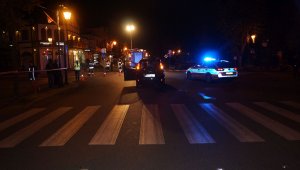 na ulicy stoi radiowóz i samochód uczestniczący w wypadku