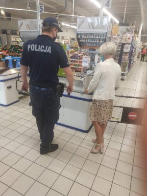 Policjant i pracownik Sanepidu na kontroli w sklepie