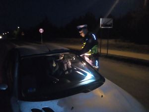 policjant bada stan trzeźwości kierującego pojazdem