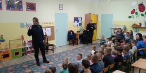 policjantka stoi przed dziećmi