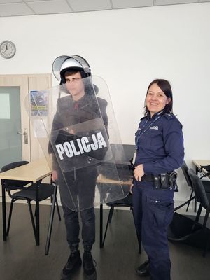 uczeń przymierza wyposażenie policyjne