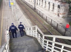 policjanci patrolują teren dworca
