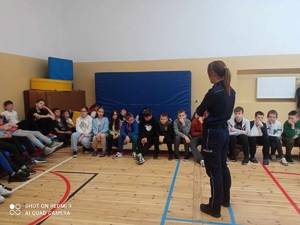 policjantka stoi przed uczniami